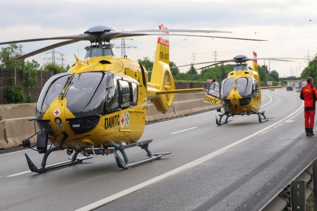 Ein Todesopfer, sieben Verletzte: Kleinbus auf Welser Autobahn in Wels-Oberthan gegen LKW gekracht