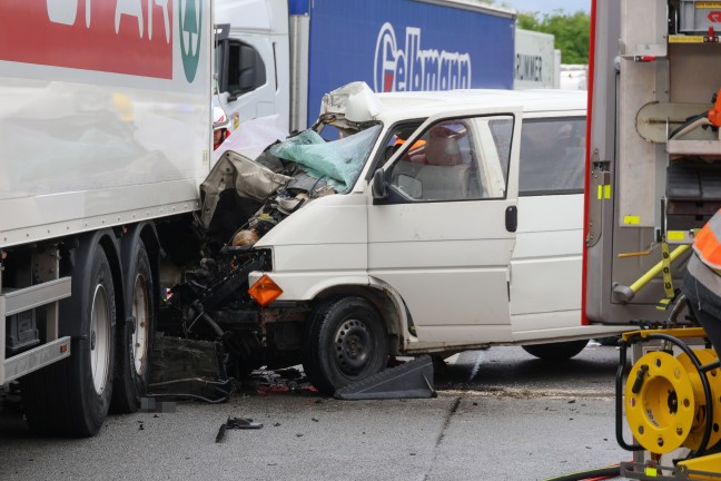 Ein Todesopfer, sieben Verletzte: Kleinbus auf Welser Autobahn in Wels-Oberthan gegen LKW gekracht
