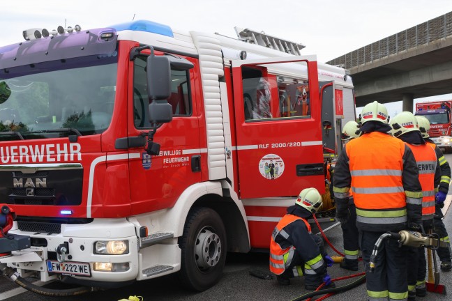 Ein Todesopfer, sieben Verletzte: Kleinbus auf Welser Autobahn in Wels-Oberthan gegen LKW gekracht