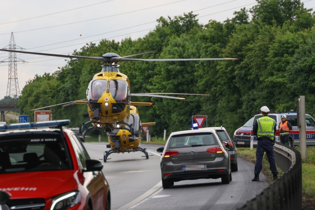 Ein Todesopfer, sieben Verletzte: Kleinbus auf Welser Autobahn in Wels-Oberthan gegen LKW gekracht