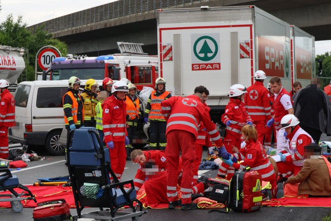 Ein Todesopfer, sieben Verletzte: Kleinbus auf Welser Autobahn in Wels-Oberthan gegen LKW gekracht