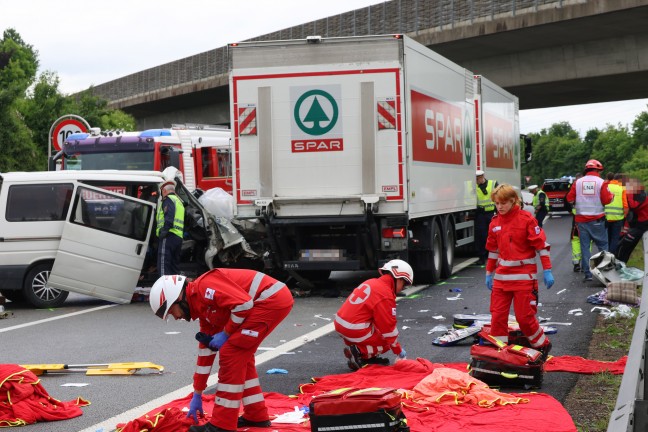 Ein Todesopfer, sieben Verletzte: Kleinbus auf Welser Autobahn in Wels-Oberthan gegen LKW gekracht