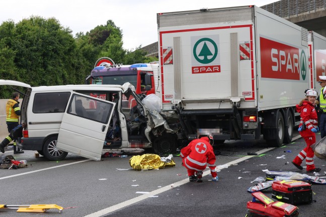 Ein Todesopfer, sieben Verletzte: Kleinbus auf Welser Autobahn in Wels-Oberthan gegen LKW gekracht