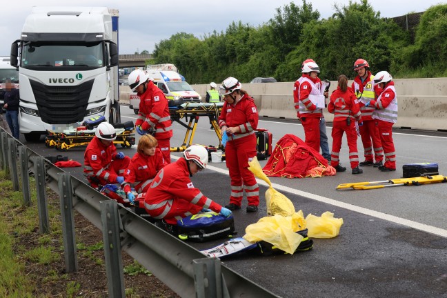 Ein Todesopfer, sieben Verletzte: Kleinbus auf Welser Autobahn in Wels-Oberthan gegen LKW gekracht