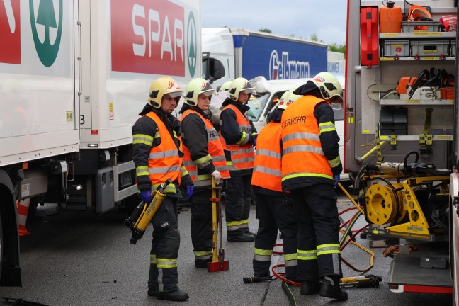 Ein Todesopfer, sieben Verletzte: Kleinbus auf Welser Autobahn in Wels-Oberthan gegen LKW gekracht