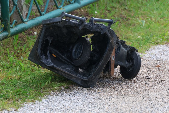 Mlltonnenbrand bei einem Einfamilienwohnhaus in Wels-Neustadt durch heie Kohle