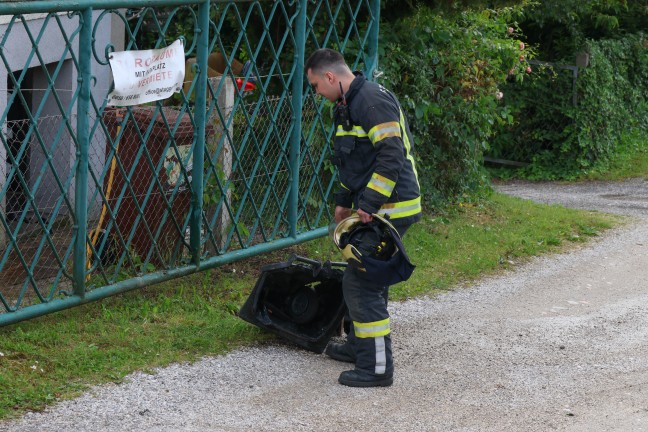 Mlltonnenbrand bei einem Einfamilienwohnhaus in Wels-Neustadt durch heie Kohle