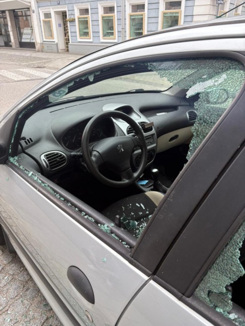 Fenster eingeschlagen: PKW-Einbruch am helllichten Tag im Zentrum von Grieskirchen