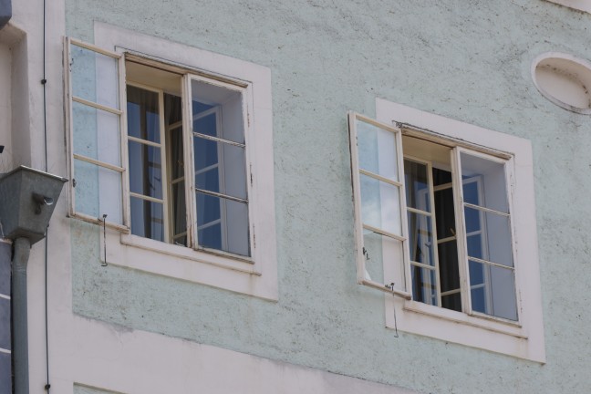 Aufschlagende Fensterflgel sorgten fr Einsatz von Feuerwehr und Polizei in Wels-Innenstadt