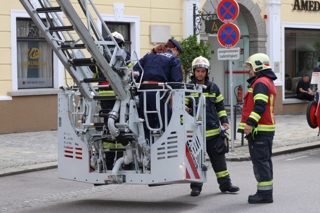 Aufschlagende Fensterflgel sorgten fr Einsatz von Feuerwehr und Polizei in Wels-Innenstadt