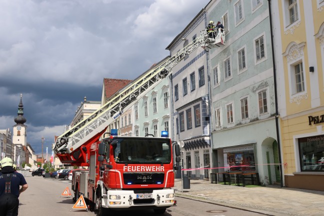 Aufschlagende Fensterflgel sorgten fr Einsatz von Feuerwehr und Polizei in Wels-Innenstadt