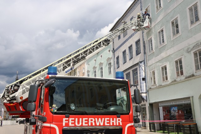 Aufschlagende Fensterflgel sorgten fr Einsatz von Feuerwehr und Polizei in Wels-Innenstadt