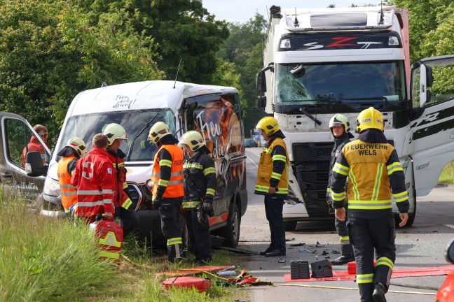 Personenrettung nach schwerem Crash zwischen Kleintransporter und LKW in Wels-Schafwiesen