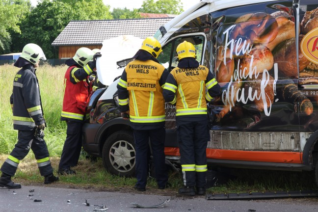 Personenrettung nach schwerem Crash zwischen Kleintransporter und LKW in Wels-Schafwiesen