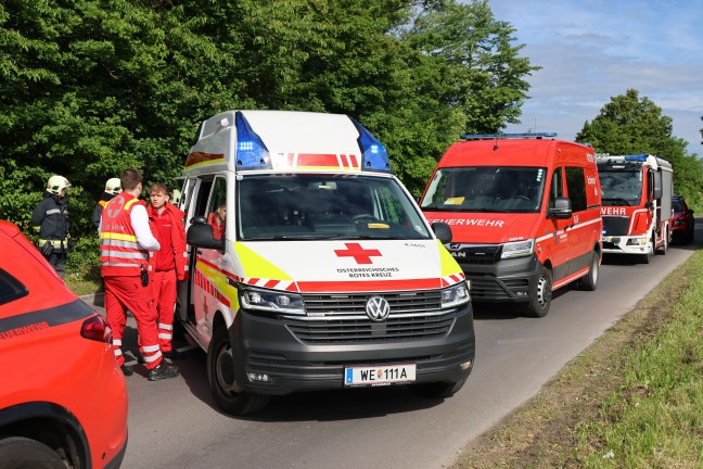 Personenrettung nach schwerem Crash zwischen Kleintransporter und LKW in Wels-Schafwiesen