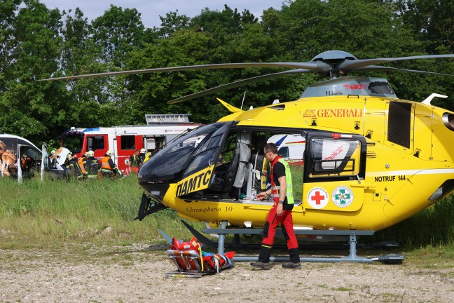 Personenrettung nach schwerem Crash zwischen Kleintransporter und LKW in Wels-Schafwiesen