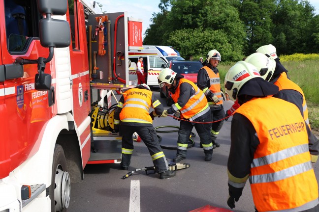 Personenrettung nach schwerem Crash zwischen Kleintransporter und LKW in Wels-Schafwiesen