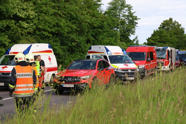 Personenrettung nach schwerem Crash zwischen Kleintransporter und LKW in Wels-Schafwiesen