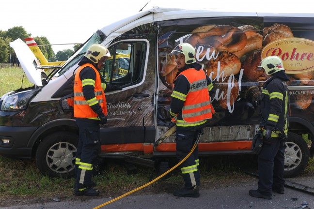 Personenrettung nach schwerem Crash zwischen Kleintransporter und LKW in Wels-Schafwiesen