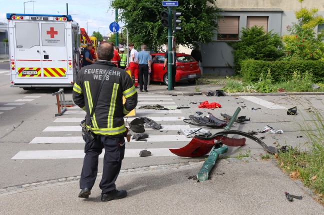 Schwer verletzt: Fugngerin an Ampelkreuzung in Wels-Pernau von ausweichendem Auto erfasst