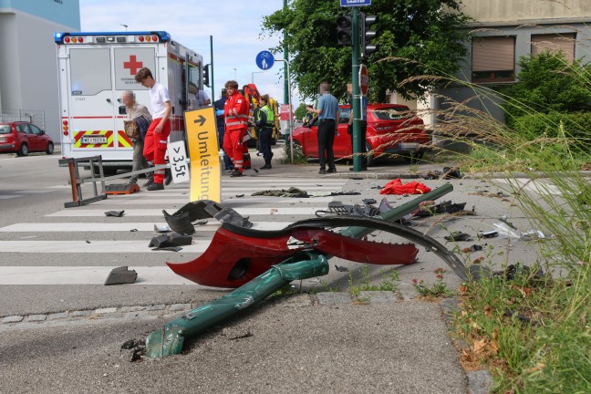 Schwer verletzt: Fugngerin an Ampelkreuzung in Wels-Pernau von ausweichendem Auto erfasst