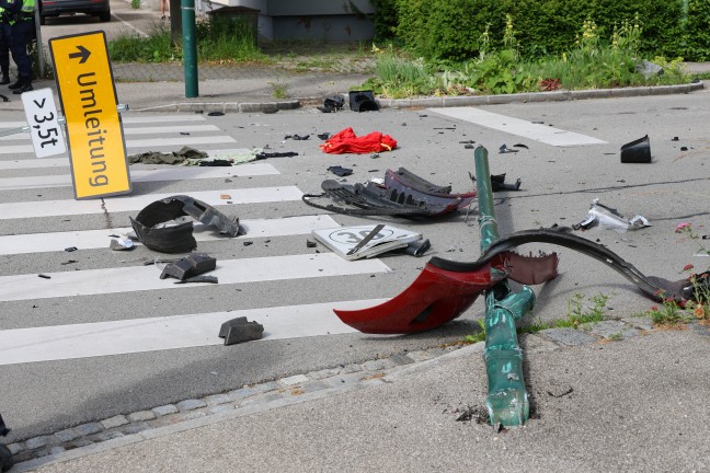 Schwer verletzt: Fugngerin an Ampelkreuzung in Wels-Pernau von ausweichendem Auto erfasst