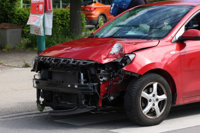 Schwer verletzt: Fugngerin an Ampelkreuzung in Wels-Pernau von ausweichendem Auto erfasst