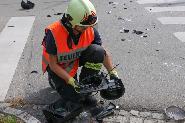 Schwer verletzt: Fugngerin an Ampelkreuzung in Wels-Pernau von ausweichendem Auto erfasst