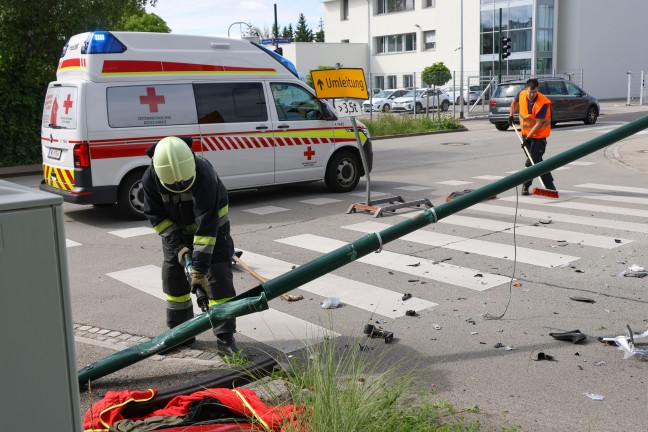 Schwer verletzt: Fugngerin an Ampelkreuzung in Wels-Pernau von ausweichendem Auto erfasst