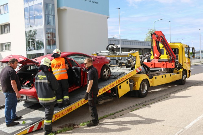 Schwer verletzt: Fugngerin an Ampelkreuzung in Wels-Pernau von ausweichendem Auto erfasst