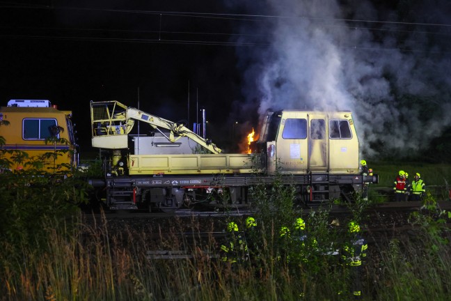Brand eines Bauzuges: Bahndienstfahrzeug auf Pyhrnbahnstrecke bei Wartberg an der Krems in Flammen