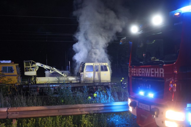 Brand eines Bauzuges: Bahndienstfahrzeug auf Pyhrnbahnstrecke bei Wartberg an der Krems in Flammen