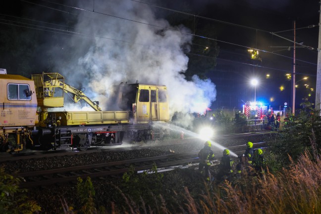 Brand eines Bauzuges: Bahndienstfahrzeug auf Pyhrnbahnstrecke bei Wartberg an der Krems in Flammen