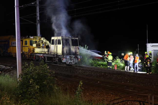 Brand eines Bauzuges: Bahndienstfahrzeug auf Pyhrnbahnstrecke bei Wartberg an der Krems in Flammen