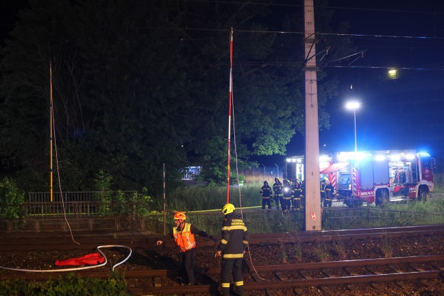 Brand eines Bauzuges: Bahndienstfahrzeug auf Pyhrnbahnstrecke bei Wartberg an der Krems in Flammen
