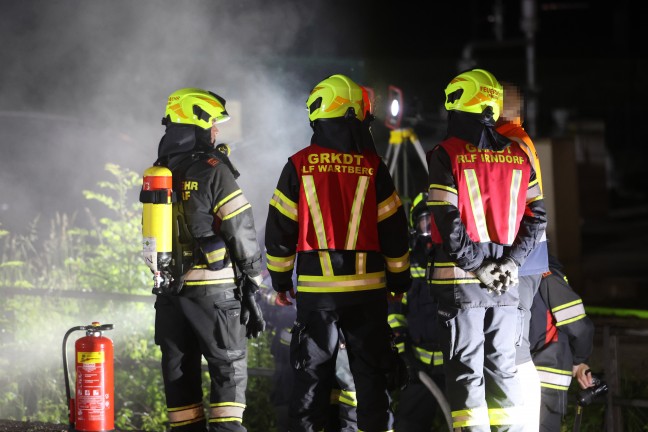 Brand eines Bauzuges: Bahndienstfahrzeug auf Pyhrnbahnstrecke bei Wartberg an der Krems in Flammen