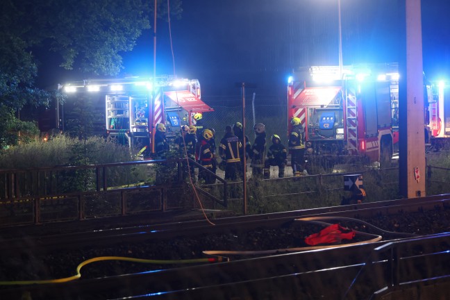 Brand eines Bauzuges: Bahndienstfahrzeug auf Pyhrnbahnstrecke bei Wartberg an der Krems in Flammen