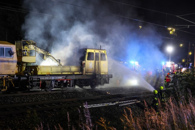 Brand eines Bauzuges: Bahndienstfahrzeug auf Pyhrnbahnstrecke bei Wartberg an der Krems in Flammen