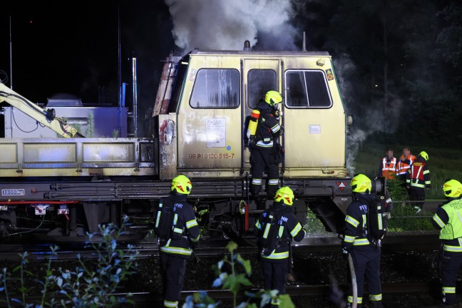 Brand eines Bauzuges: Bahndienstfahrzeug auf Pyhrnbahnstrecke bei Wartberg an der Krems in Flammen