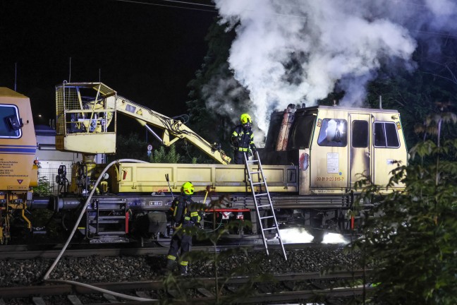 Brand eines Bauzuges: Bahndienstfahrzeug auf Pyhrnbahnstrecke bei Wartberg an der Krems in Flammen