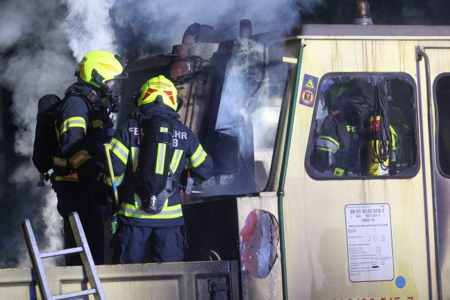 Brand eines Bauzuges: Bahndienstfahrzeug auf Pyhrnbahnstrecke bei Wartberg an der Krems in Flammen