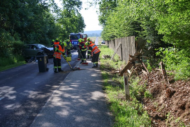 Brett durchbohrte Windschutzscheibe: Auto bei Verkehrsunfall in Gunskirchen gegen Zaun berschlagen