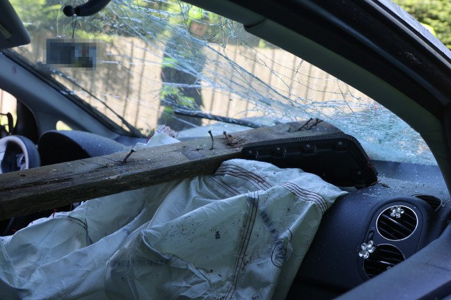 Brett durchbohrte Windschutzscheibe: Auto bei Verkehrsunfall in Gunskirchen gegen Zaun berschlagen