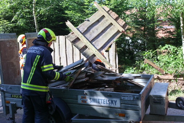 Brett durchbohrte Windschutzscheibe: Auto bei Verkehrsunfall in Gunskirchen gegen Zaun berschlagen
