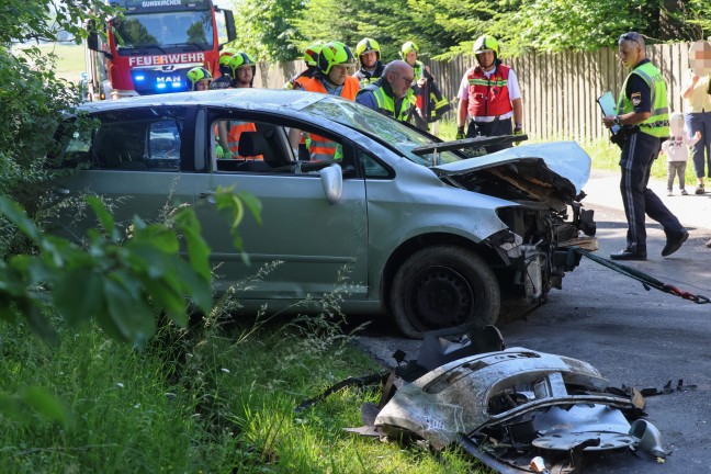 Brett durchbohrte Windschutzscheibe: Auto bei Verkehrsunfall in Gunskirchen gegen Zaun berschlagen