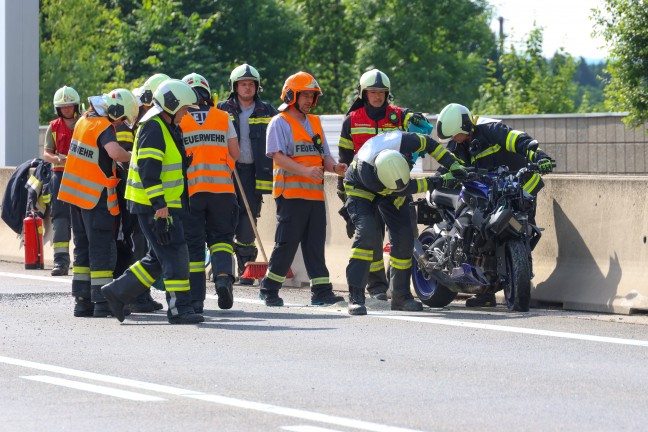 Schwer verletzt: Motorradfahrer auf Westautobahn bei Laakirchen gegen Heck eines Fahrzeuges geprallt