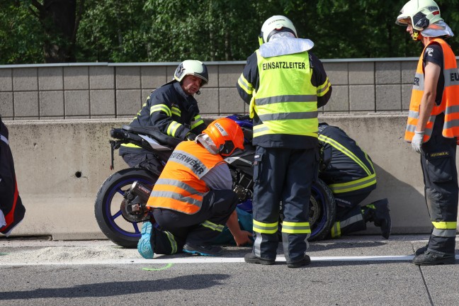 Schwer verletzt: Motorradfahrer auf Westautobahn bei Laakirchen gegen Heck eines Fahrzeuges geprallt