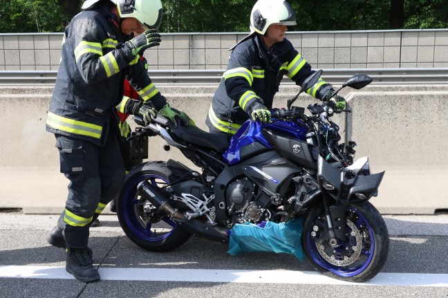 Schwer verletzt: Motorradfahrer auf Westautobahn bei Laakirchen gegen Heck eines Fahrzeuges geprallt