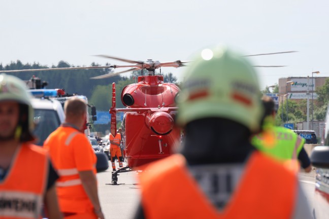 Schwer verletzt: Motorradfahrer auf Westautobahn bei Laakirchen gegen Heck eines Fahrzeuges geprallt