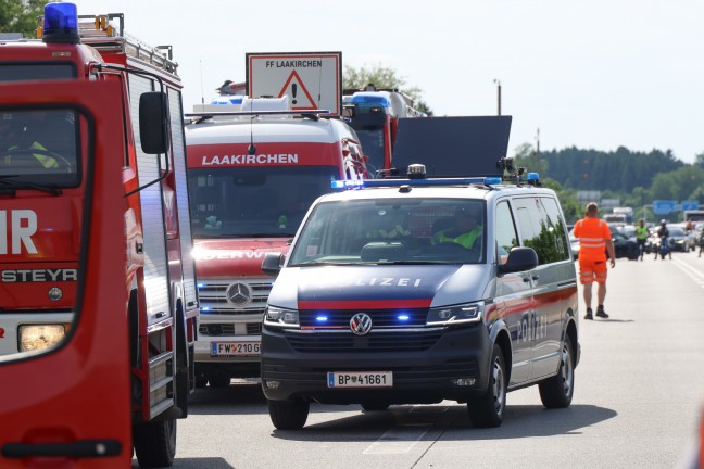 Schwer verletzt: Motorradfahrer auf Westautobahn bei Laakirchen gegen Heck eines Fahrzeuges geprallt